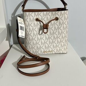 ❤️ Michael Kors bucket bag